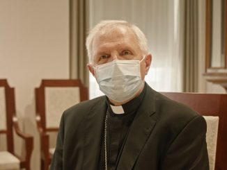 Med svetimi mašami z verniki mora duhovniki vedno nositi maske