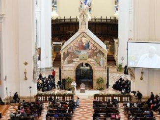 Papež Frančišek se je v Assisiju srečal z revnimi