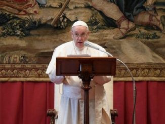 Sprejem in govor papeža Frančiška diplomatskemu zboru