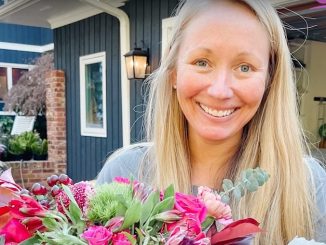 Cvetličarka za valentinovo 400 vdovam razdelila šopke in darilca