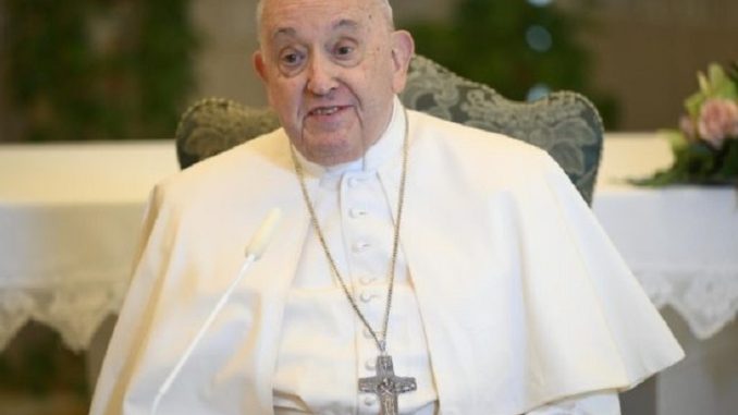 Papeževo zdravstveno stanje se izboljšuje