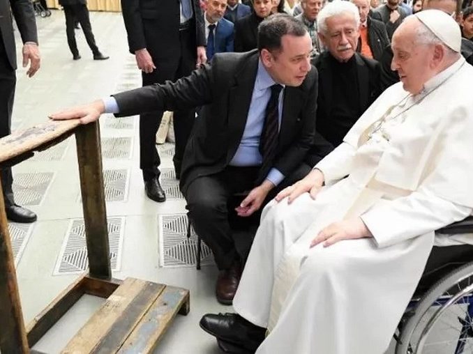 Zanimiva darila za papeža