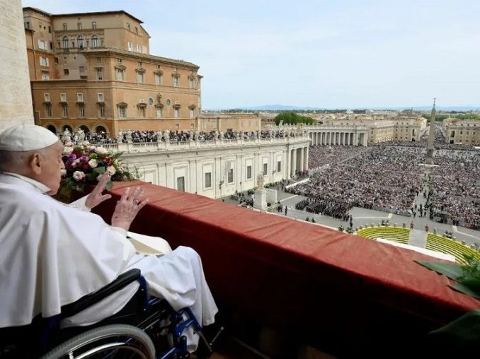 Papež pri Urbi et Orbi poziva k miru po vsem svetu