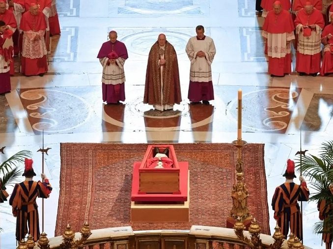 Papeževa krsta v baziliki sv. Petra, verniki se poslavljajo od Frančiška